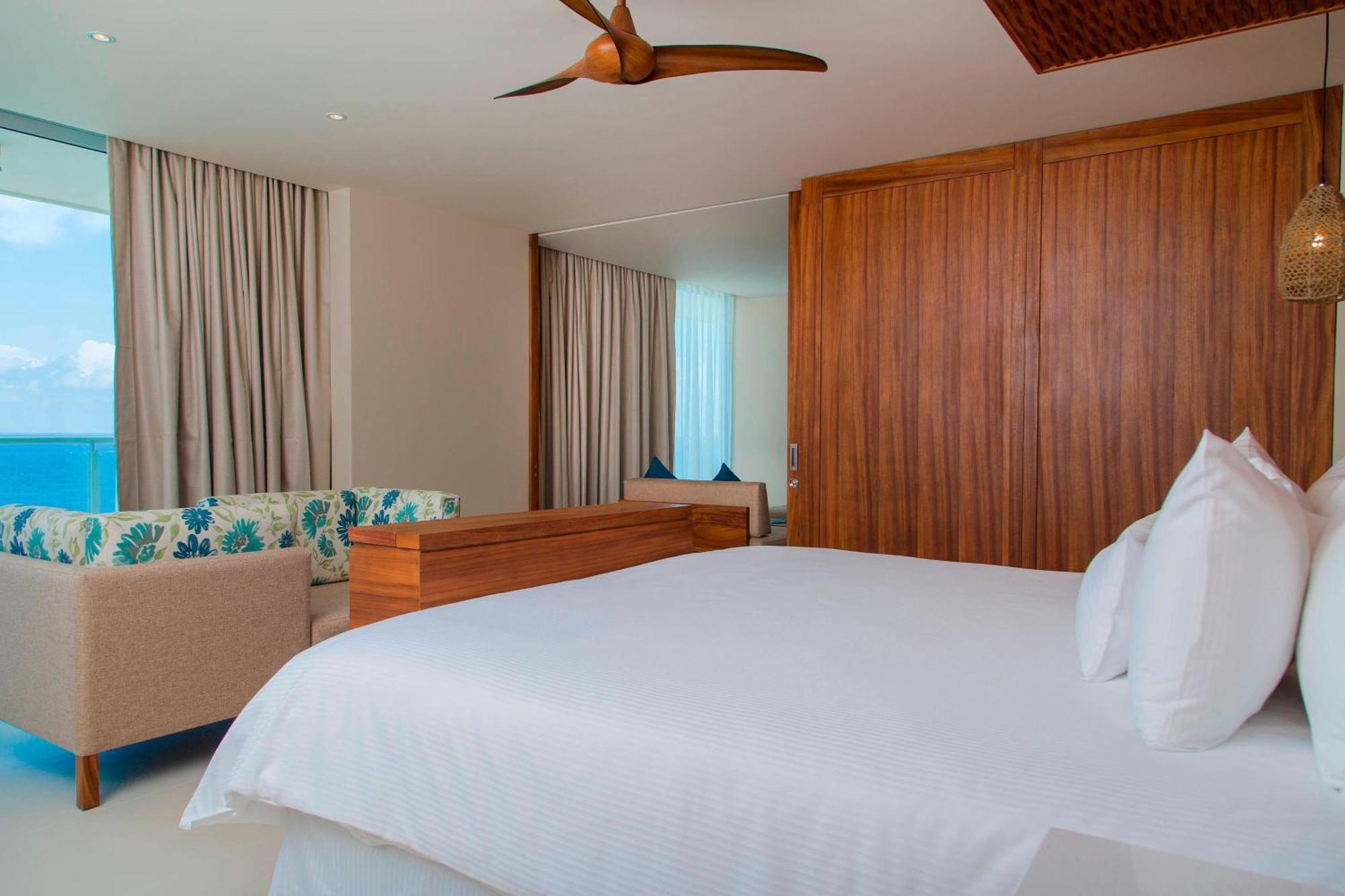 1 Bedroom Junior Suite 1 King Ocean view